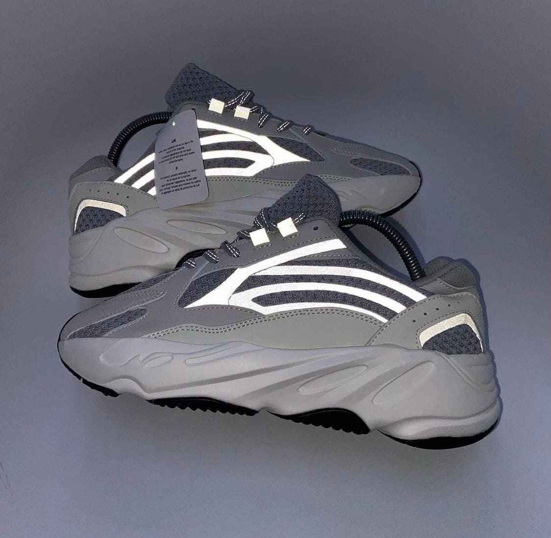 yeezy 700 gris reflective